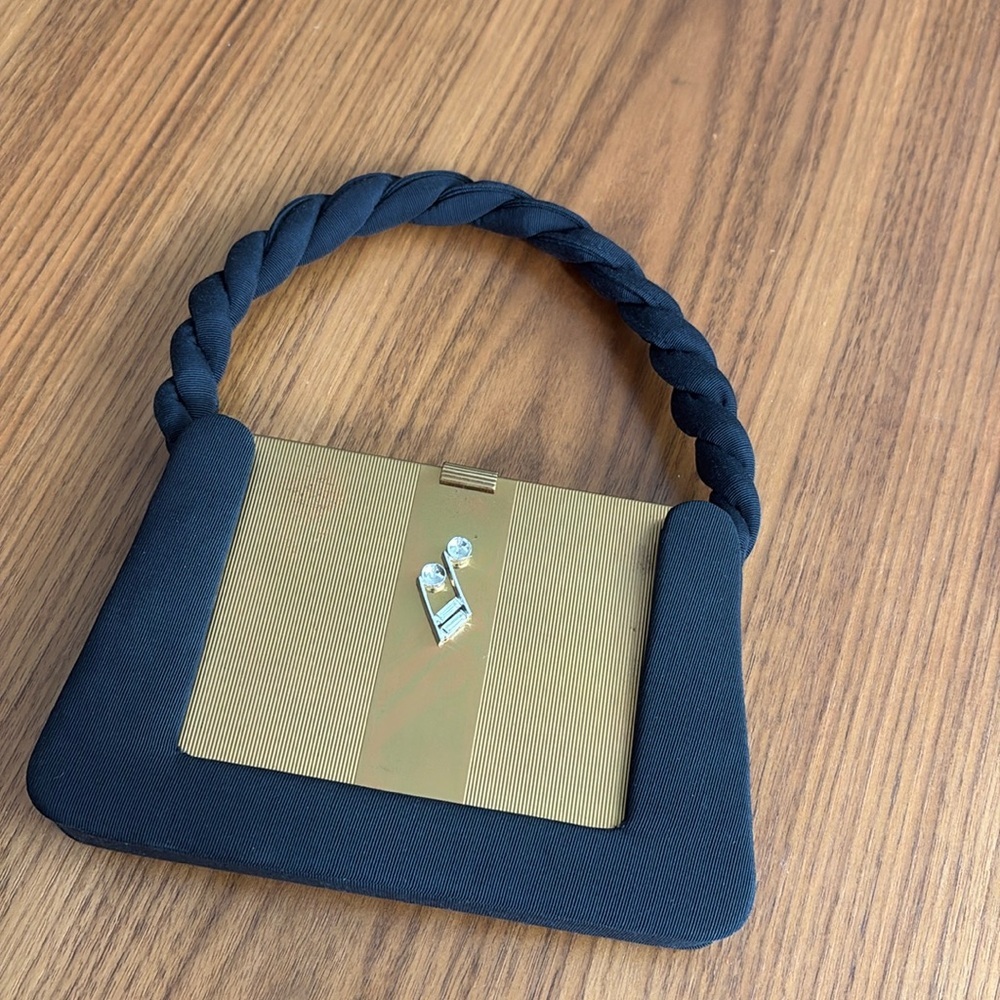 PURSE THAT PLAYS MUSIC